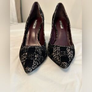 BCBGeneration black &‎ tan velvet heels. Size 8M. Like new in great condition.